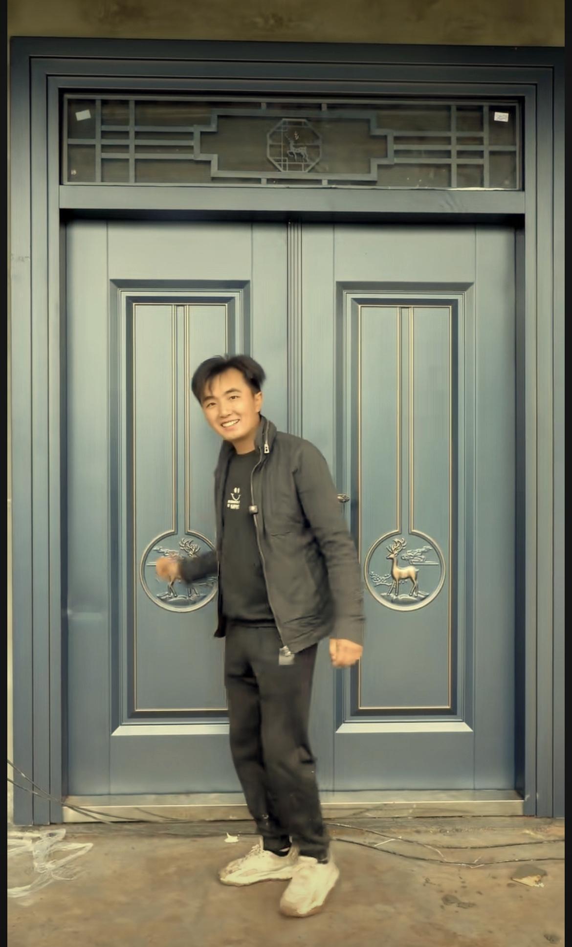 徐三娃丈母娘家的大门安好了！今年徐三娃发视频，丈母娘家的大门、厨房门、房间门