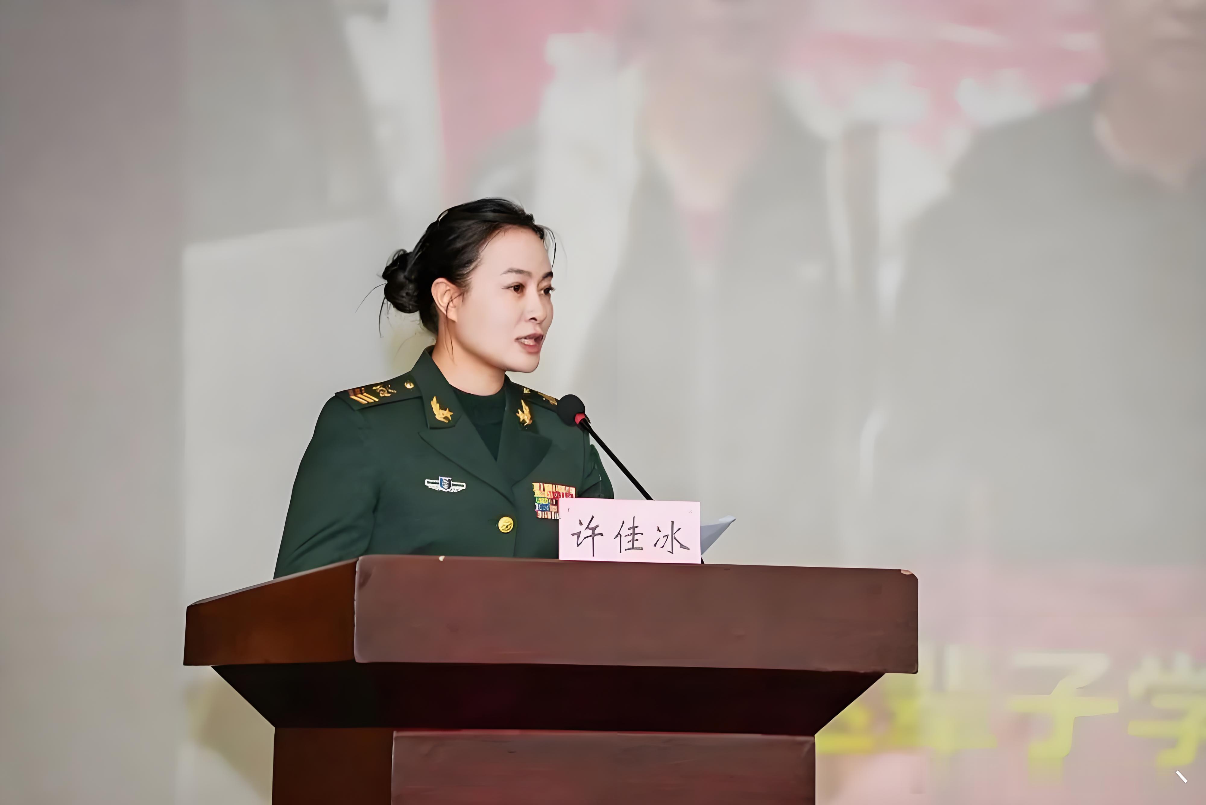 能当到这个级别的女兵，数量肯定比将军少！