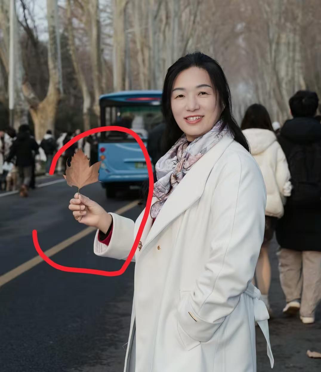 你发现了吗？谢浩男妈妈，虽然颜值比不上那些大美女但她的气质真的跟一般人不一样！