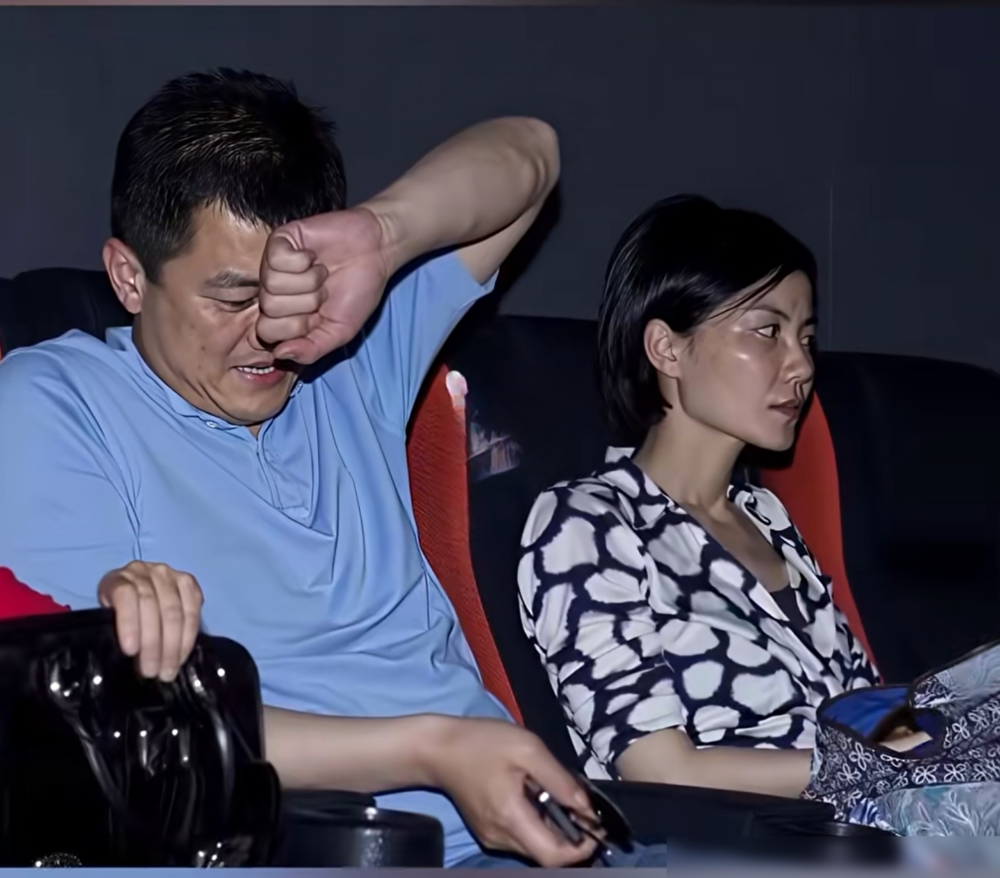 看到王菲顶着老气短发，满脸主妇气去超市买菜的照片，你绝对不敢认。旁边的李亚鹏，面庞苍老，身材发福。骨