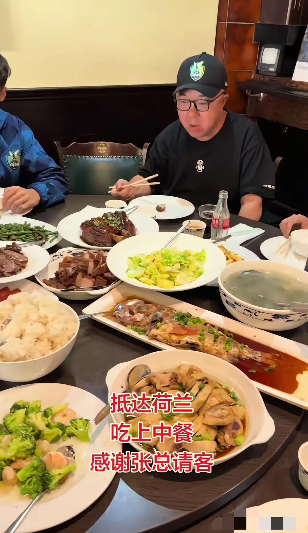 别再说什么海参补体能了，这满满一桌家常菜，才是中国足球小将夺冠的真正密码。