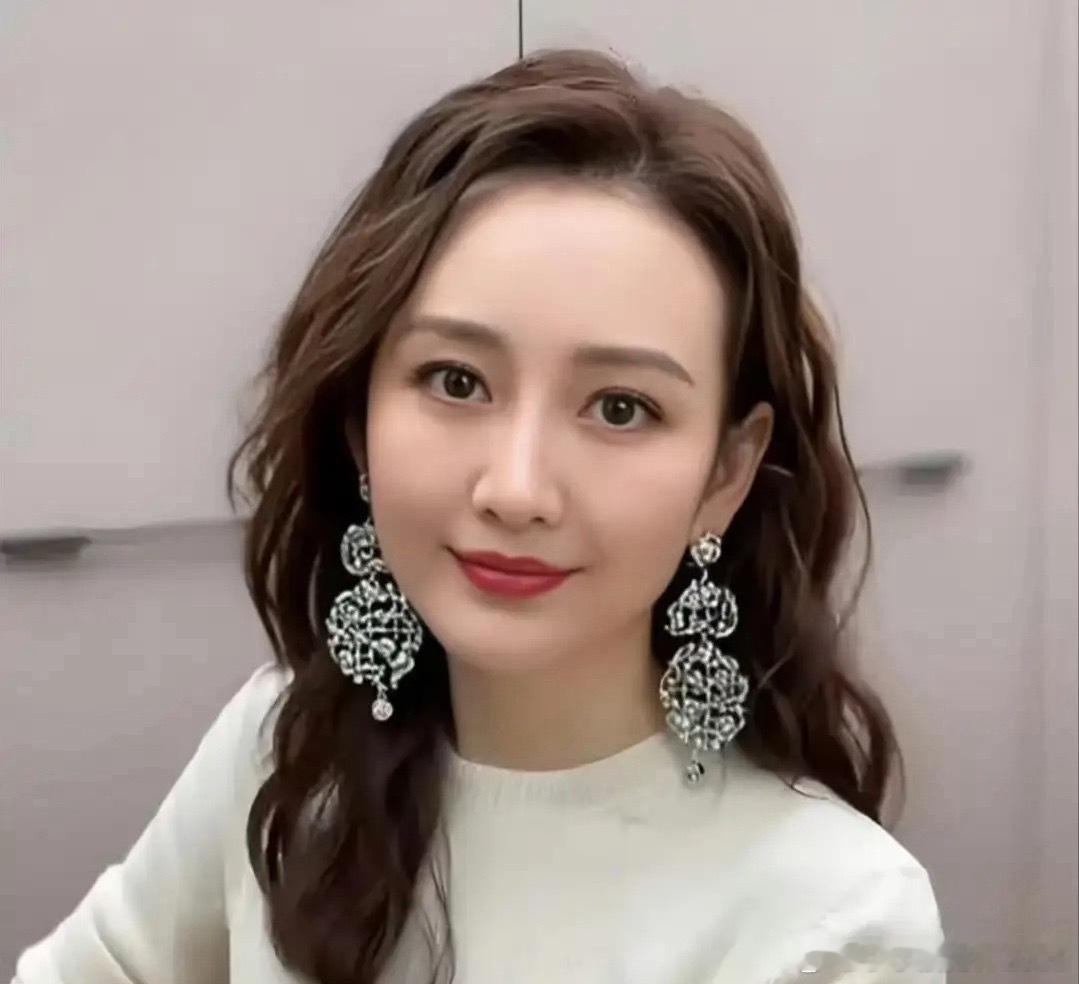 我发现，比张碧晨更厉害的女人出现了，她就是王鸥，张碧晨还说了男方是谁，王鸥是直接
