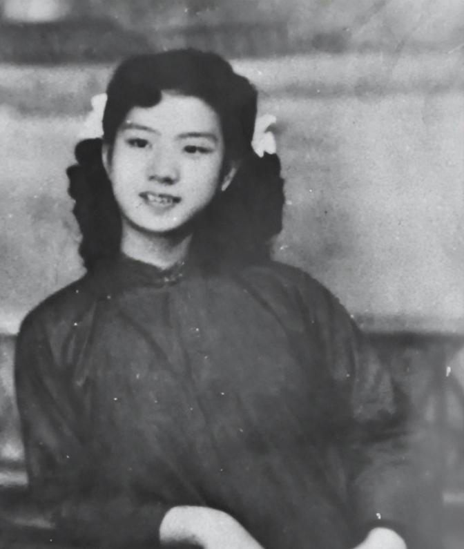 1949年，特务头子毛森，抓捕了一个交际花小姐，审讯时，毛森用刀划开她的衣服，轻