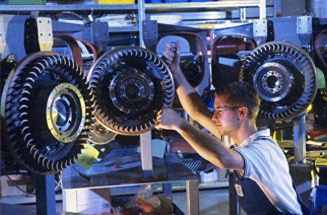 德企宁空岗也不招，因成本实在太高德国工人每周只上四天班，到点就准时下班，多一分