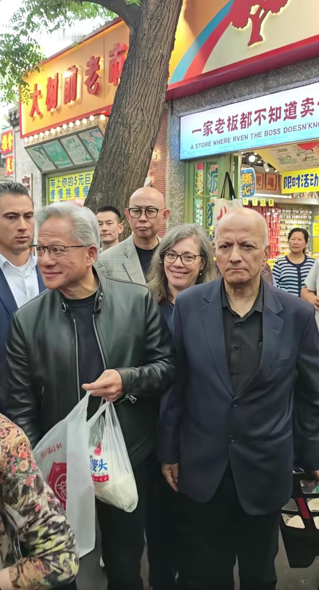 5月15日，黄仁勋在南锣鼓巷逛街，与多名游客进行了合影！黄仁勋实在是太出名了