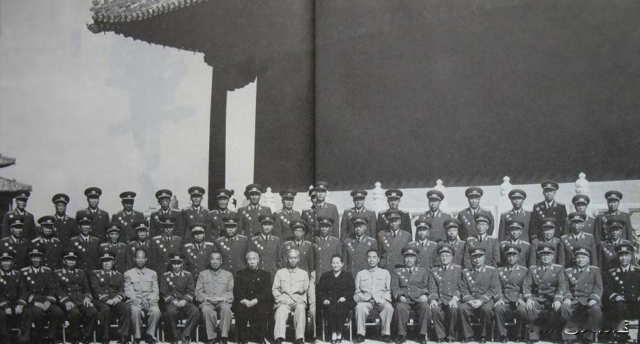 1959年的国庆节，十大元帅来了九位，十大将来了七位，是最齐的一张合影了。