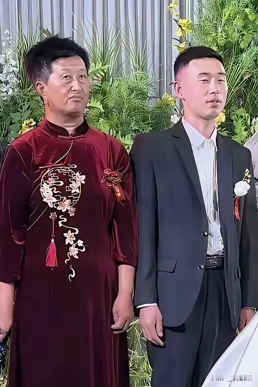 我们那里婆婆一般是女的。这不是喜婆婆，这应该是喜公公。怎么男扮女装了？[捂脸哭]