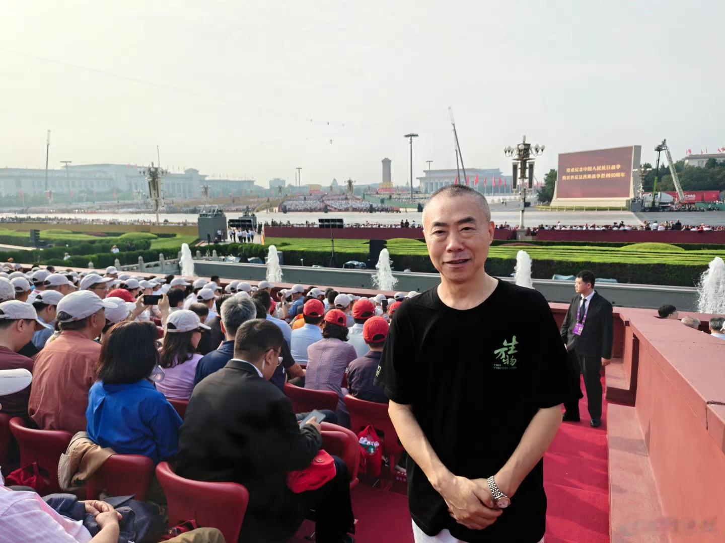 生万物导演穿剧宣服现场观礼在今天这个有特殊意义的日子刘家成导演穿着剧宣服现场观礼