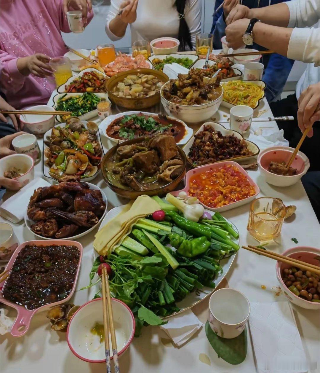 深圳女粉丝：今天结婚10周年，老公下午自己下厨做的菜，满当当的一桌，自己袖手旁观