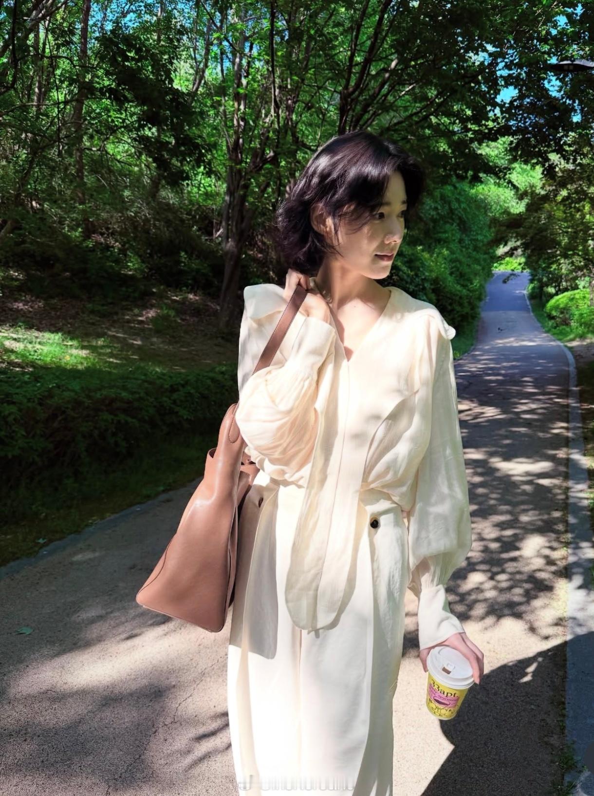 郑恩彩郑恩彩随便一拍就很美了很有气质的美丽女人​​​