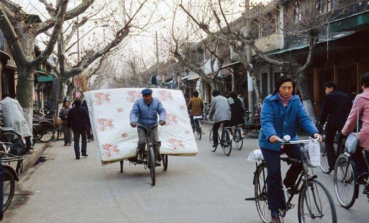 如果当初中国不改革开放，中国可能仍然是一个落后的国家。1978年12月18日，中