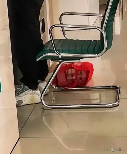 搞不明白，从这个银行提出200万，再跑到另一个银行存上同等额度200。今天，