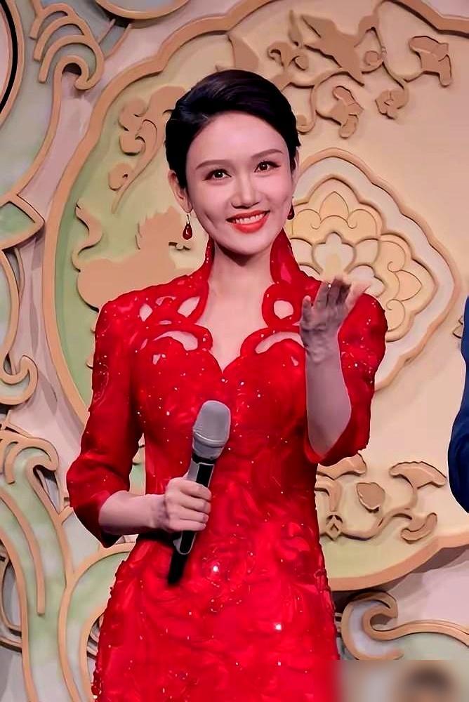 龙洋春晚被骂惨，就因为眼神老往上瞟。谁能想到，这口锅，最后是化妆师给背了。