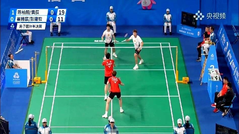 江苏队靠年轻人扛起了逢山开路的场面。他们的第一得分是石宇奇的胜利，紧接着双打