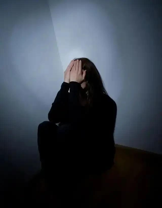凌晨两点多了，我还是翻来覆去睡不着，无数次的想到死。86年39岁的我，没有一分存