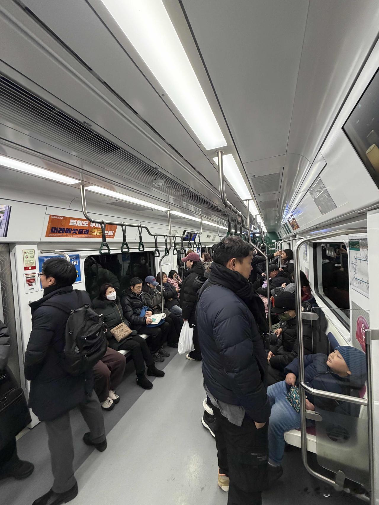 在首尔真的是没有穿衣焦虑！满大街几乎都是黑白灰穿搭，黑色羽绒服更是人手一件，