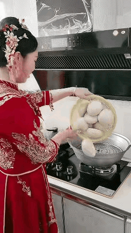 一位新娘刚完婚，清晨起床了，她穿着结婚的红衣服，在屋里走来走去，心想，我终于把自