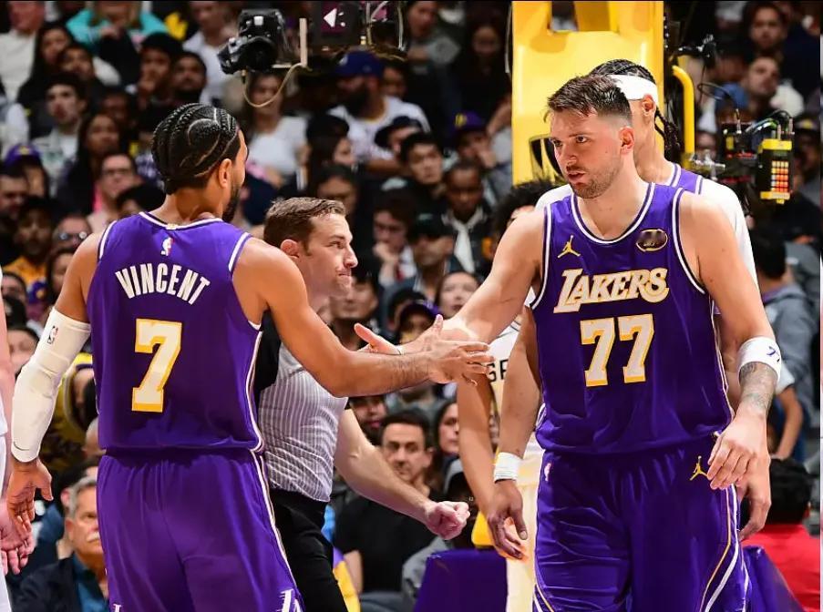 　湖人输给马刺的五大原因：　一、詹姆斯老了，詹姆斯虽然数据看着不错，１４投７中