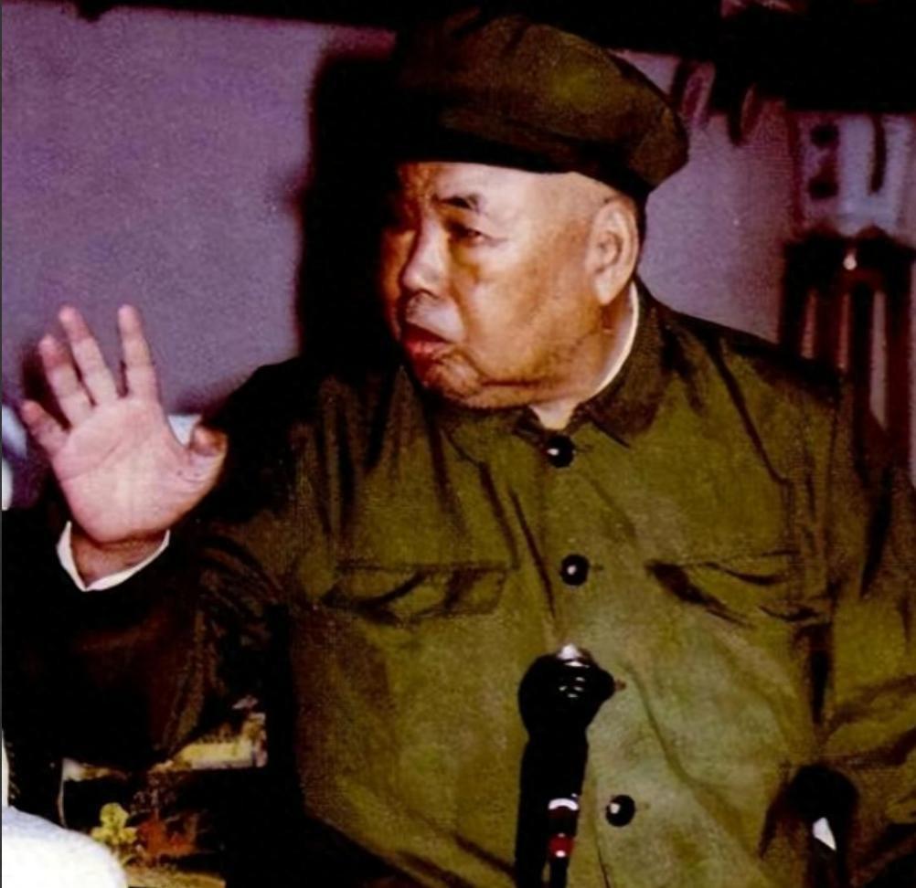许世友当众质问李德生为何骄傲，李德生淡然回应：等你这把火消了再说！1960年深