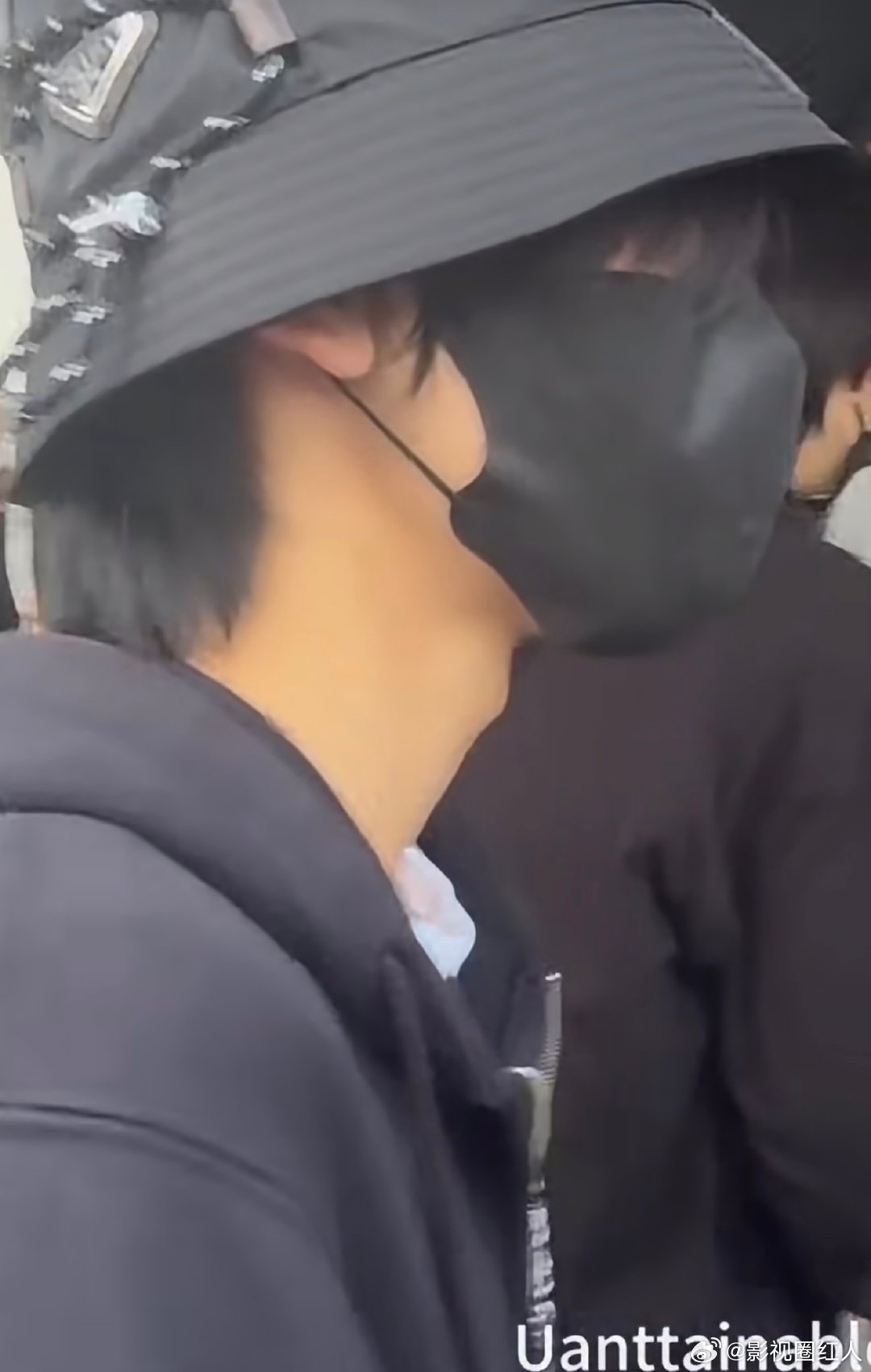 左奇函抢私生手机左奇函收私生手机左奇函收私生手机，也是没招了。。