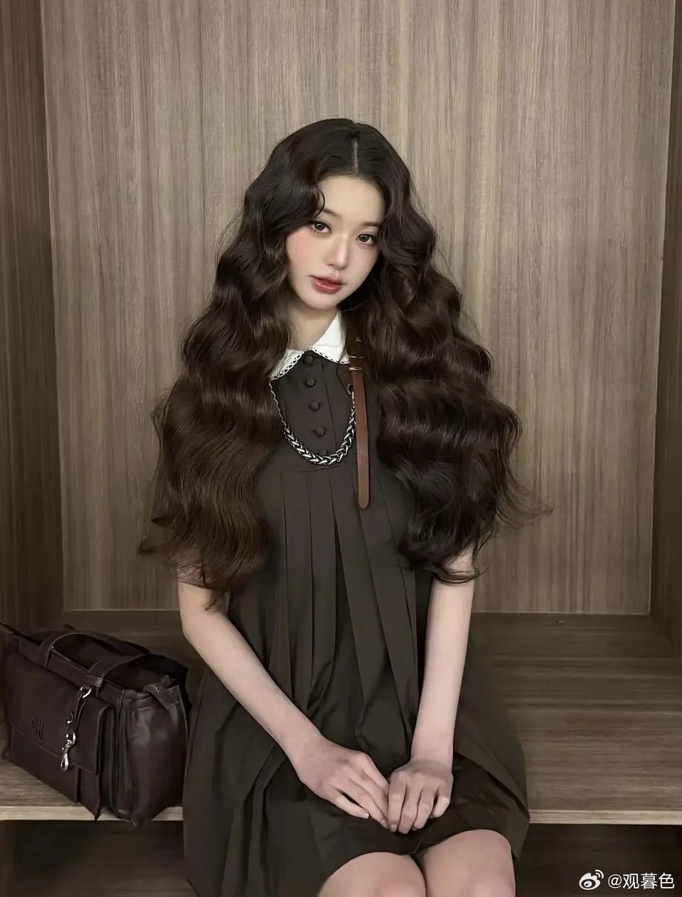 百万造型都救不了miumiu这件衣服？原来明星的营业照也藏着这么多小细节？