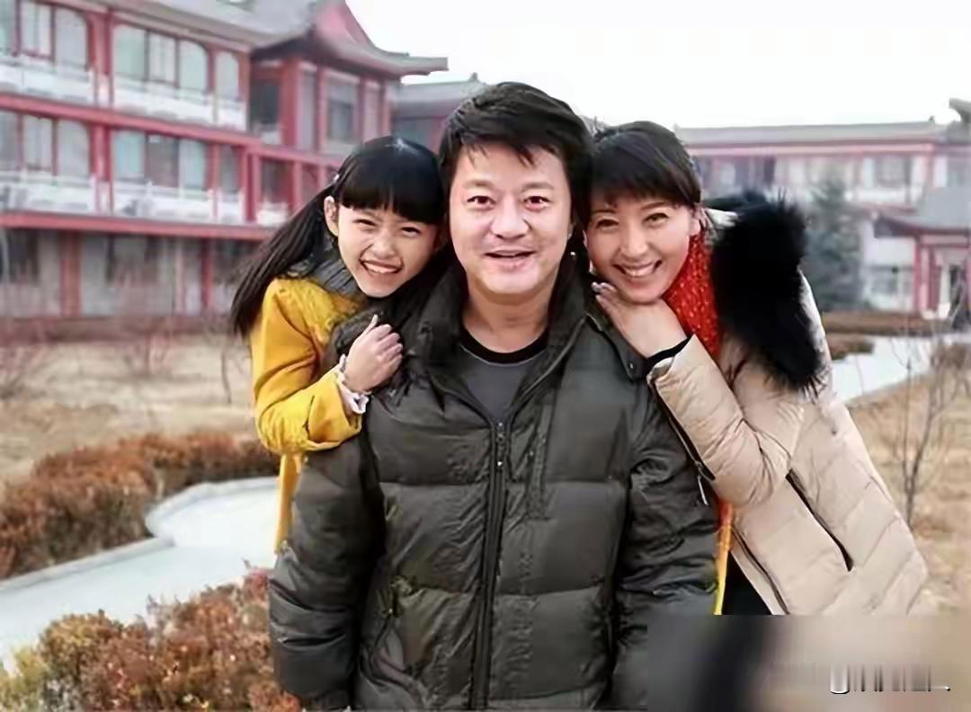 国家一级演员闫学晶哭穷翻车！谁能想到穿衣过万、戴7万欧米茄名表的她，竟会因“钱不