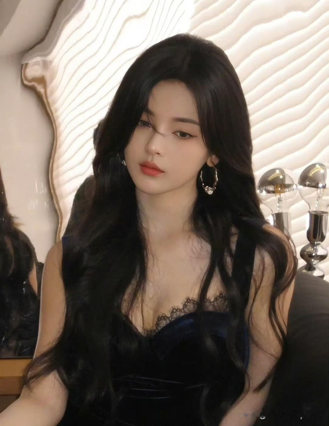 杨超越这身宝蓝色丝绒礼服真是绝了！大领口把锁骨线条衬得超精致，高开叉设计让大长