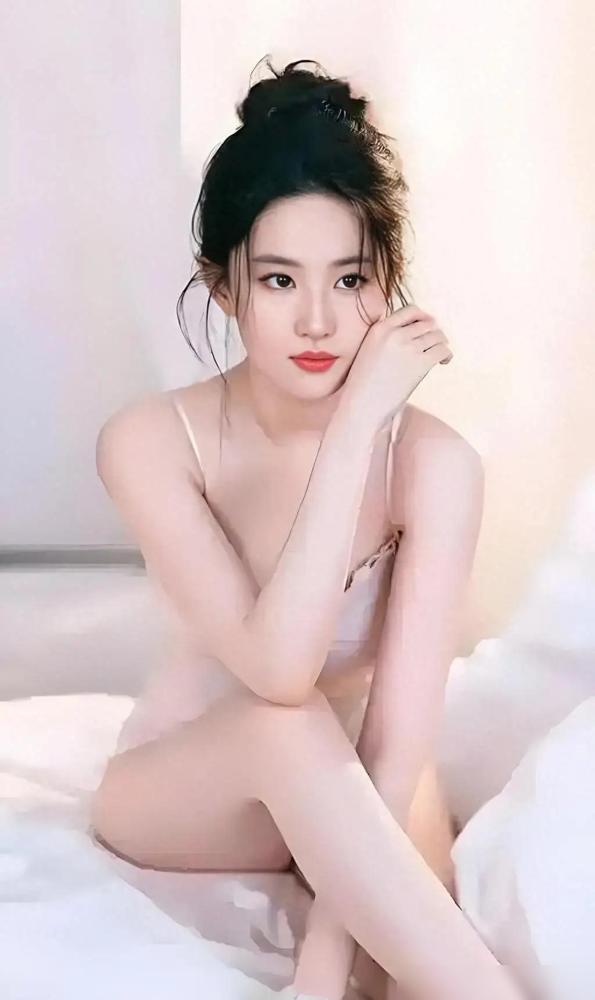 你敢信？刘亦菲直接砸碎了神仙姐姐的金身！肩胛骨锋利得能划开镜头上周时装周刚露