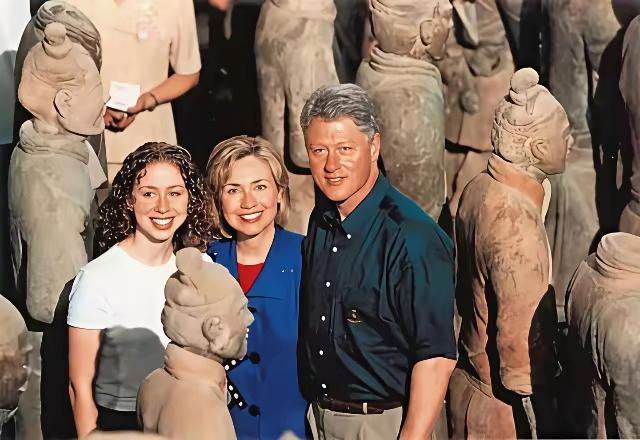 网传克林顿的女儿并不是他亲生的，而是当年他的幕僚的女儿，有人晒出对比照，两个人嘴