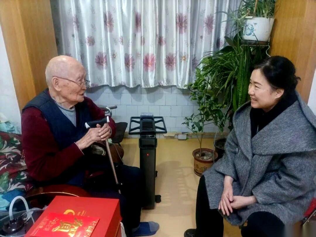 说句掏心窝子的话，每年看到这种新闻，心里就特别踏实。快过年了，咱们这儿的一把手