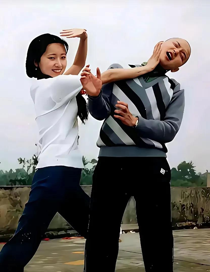 这是当年“林黛玉”和“贾宝玉”在拍摄休息期间打斗嬉笑，没想到这张图片已经成为他们