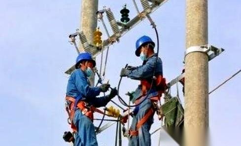 关于中朝边境的电，有个怪事。明明对面缺电缺到不行，我们这边却一根电线都不敢伸过