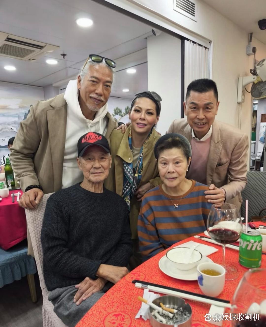 62岁张耀扬和79岁陈惠敏在香港一家小餐馆聚餐吃饭，两个人看起来都好苍老，真是岁