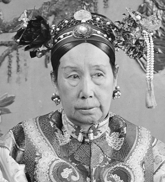 民间故事：一天中午，慈禧提示宫女试菜。宫女试吃鲤鱼后很兴奋。慈禧瞟了一眼宫女，宫