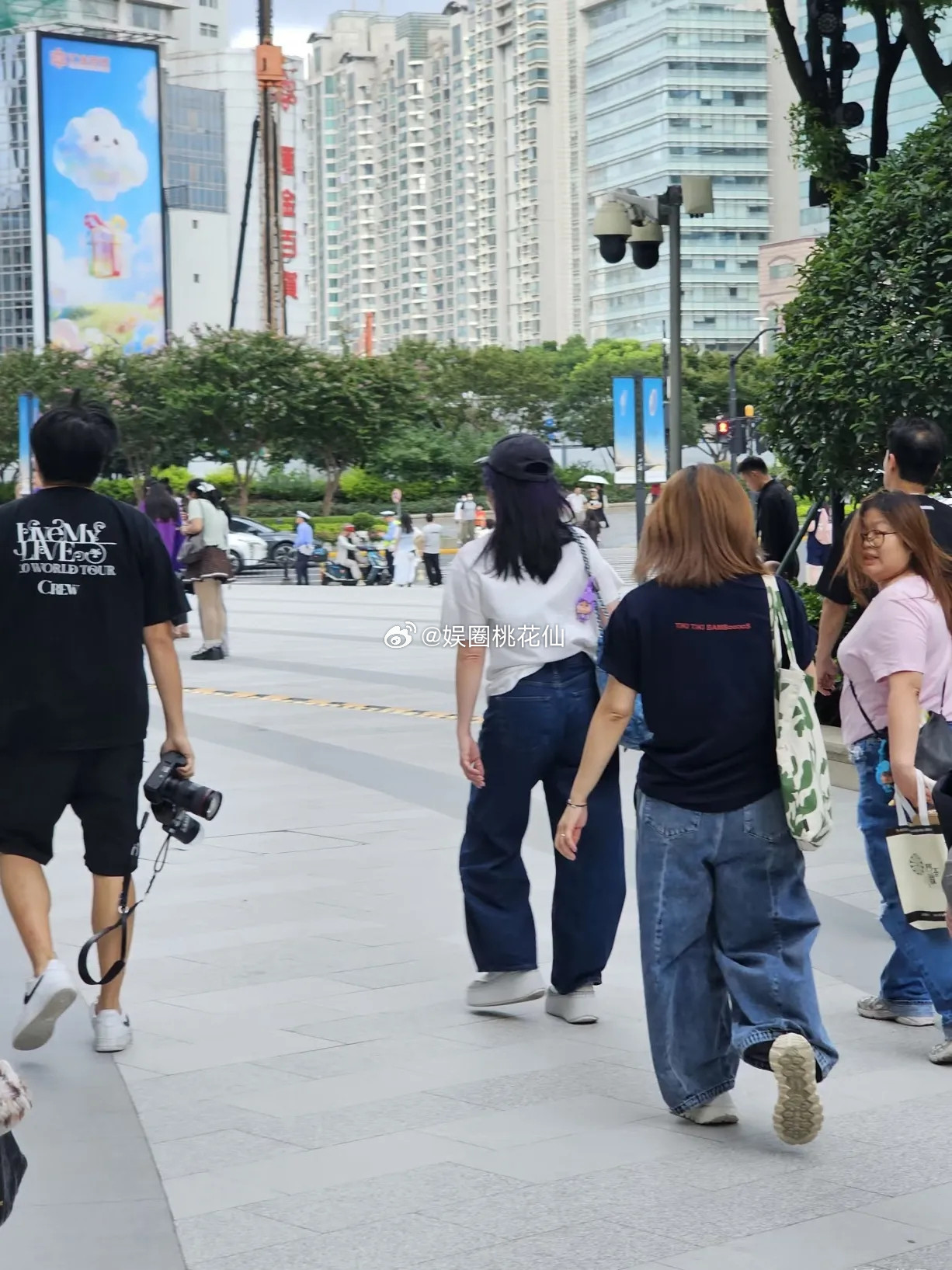 有网友在上海偶遇杨千嬅还有她老公丁子高！不得不说，她老公真的挺帅的，这颜值，都能