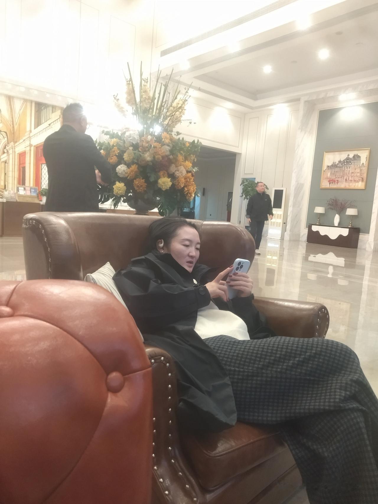 最好的办法就是，关闭自己的信号📶功能，数据功能后，在关闭自己的手机📱，开关机