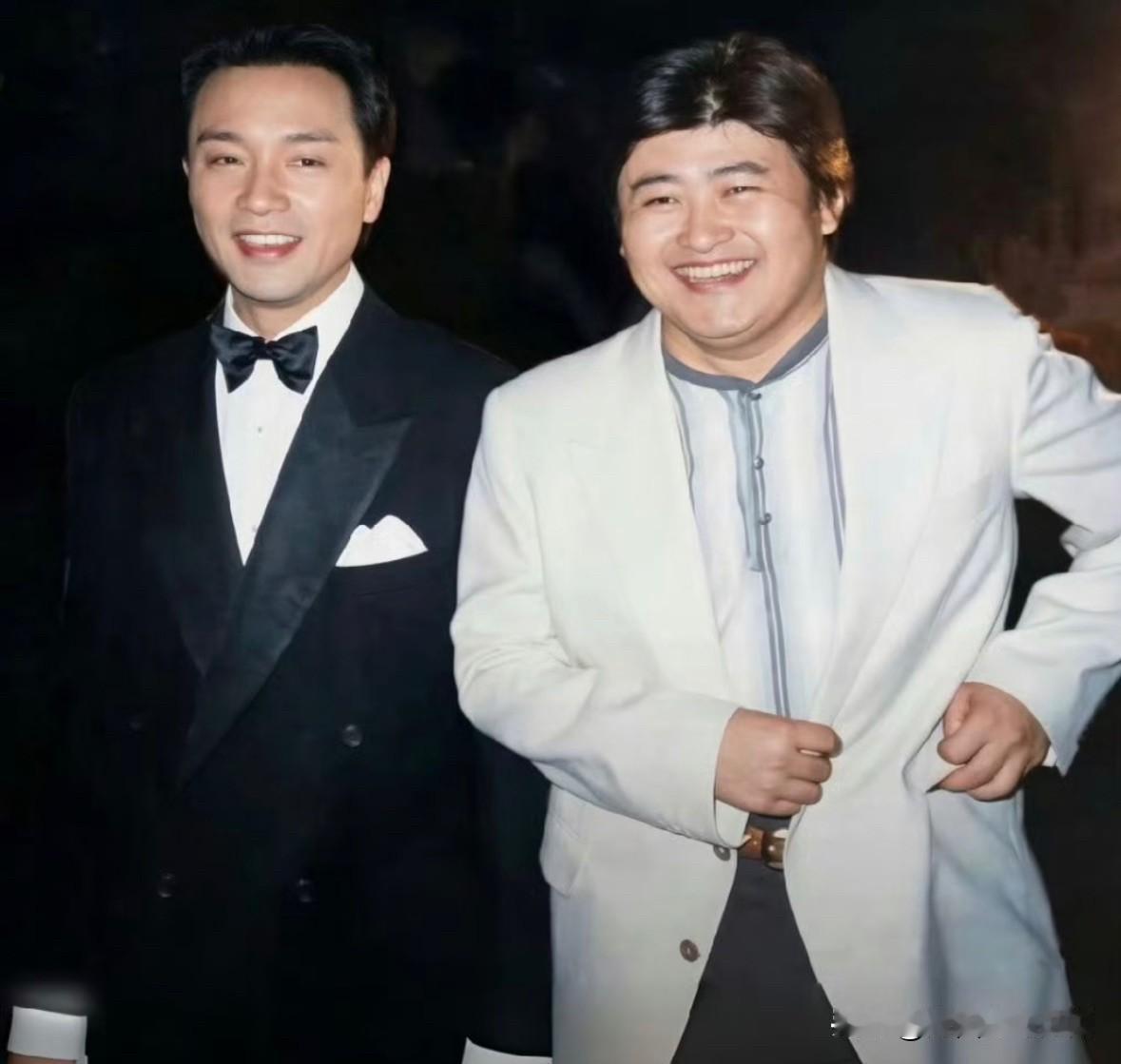 1997年，刘欢与张国荣在参加庆祝香港回归晚会的一张合影。张国荣眉目温润，西装领