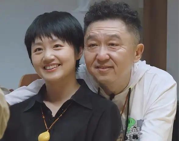 1998年，29岁、一穷二白的于谦爱上了19岁的白慧明。白父说：“我女儿不能找个