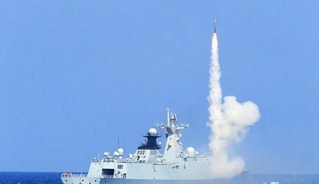 055配备200多枚导弹，假如海战爆发，导弹打完了该咋办？实不相瞒，055打完导