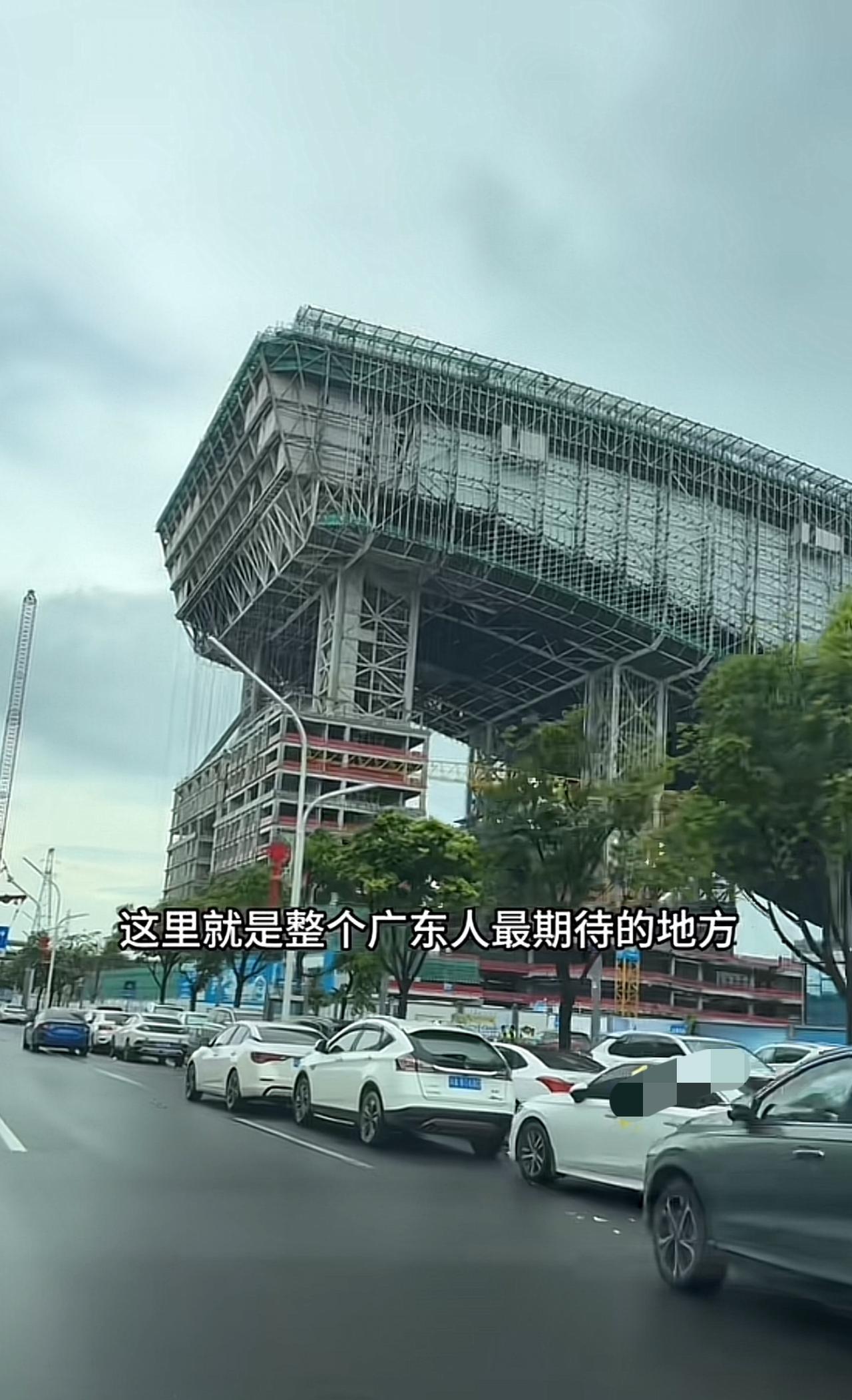 这里就是整个广东人最期待的地方，它就是深圳打造的全球最大的冰雪大世界，总建筑面