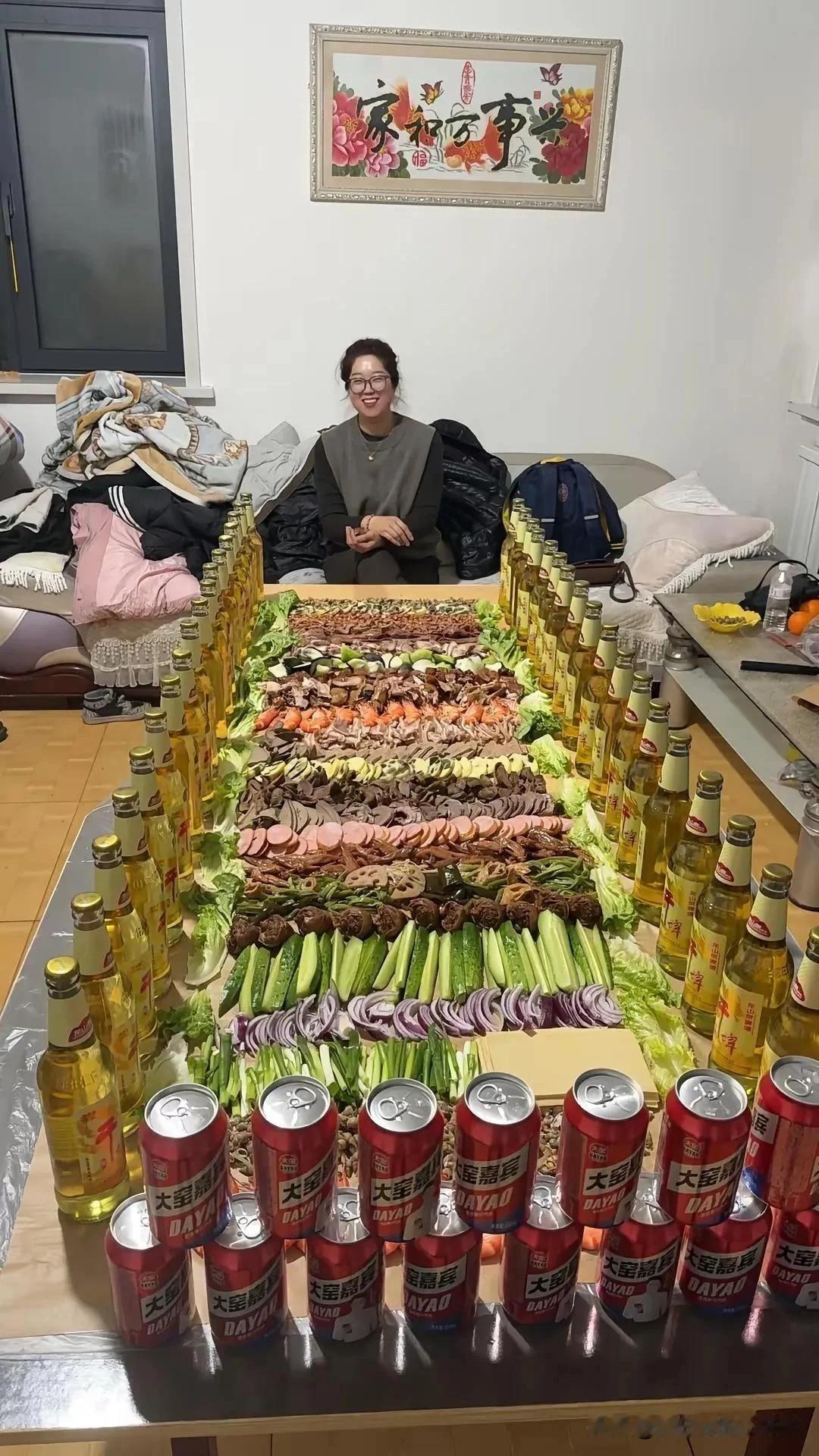 这两桌子菜，都是朋友今晚请我吃饭下血本刚刚打电话说今晚不醉不归我这多大的本事