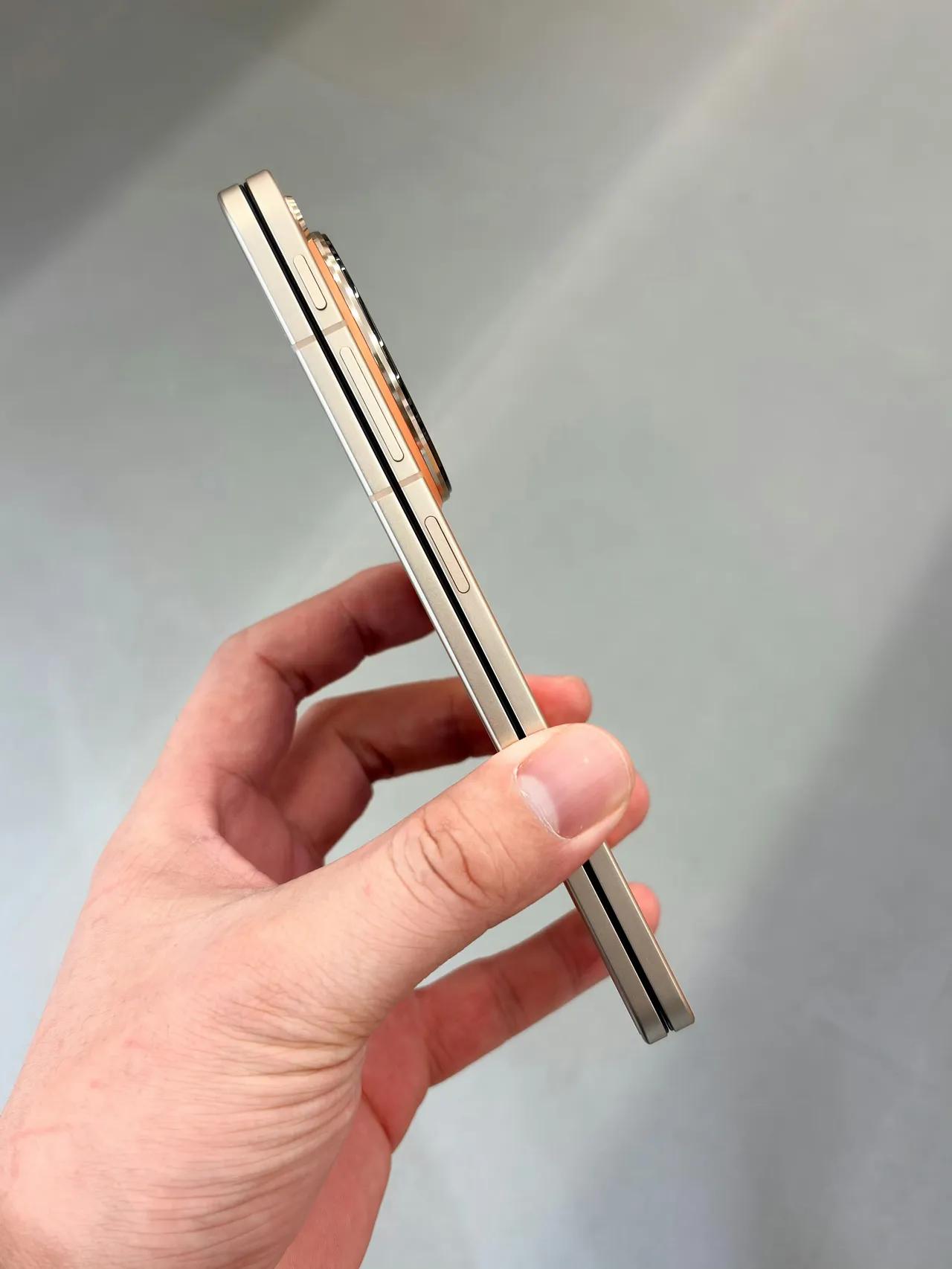 我敢说，至少两年内，折叠屏在闭合状态下的厚度，没人能打破荣耀MagicV6的记