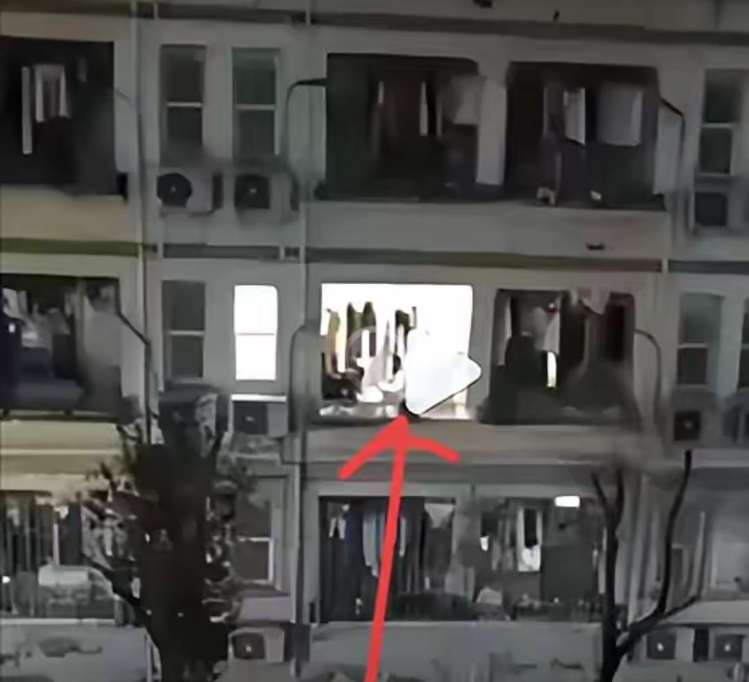 。三峡大学的铁丝网隔着一条路,对面就是留学生公寓。26号凌晨两点,那个外籍男