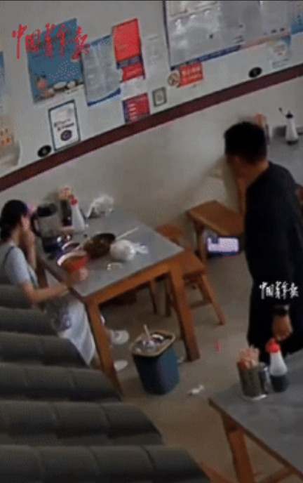 遇上好人了！山东，2个大哥在店里吃面，吃完就直接开车的回去，不料中途突然想起来没