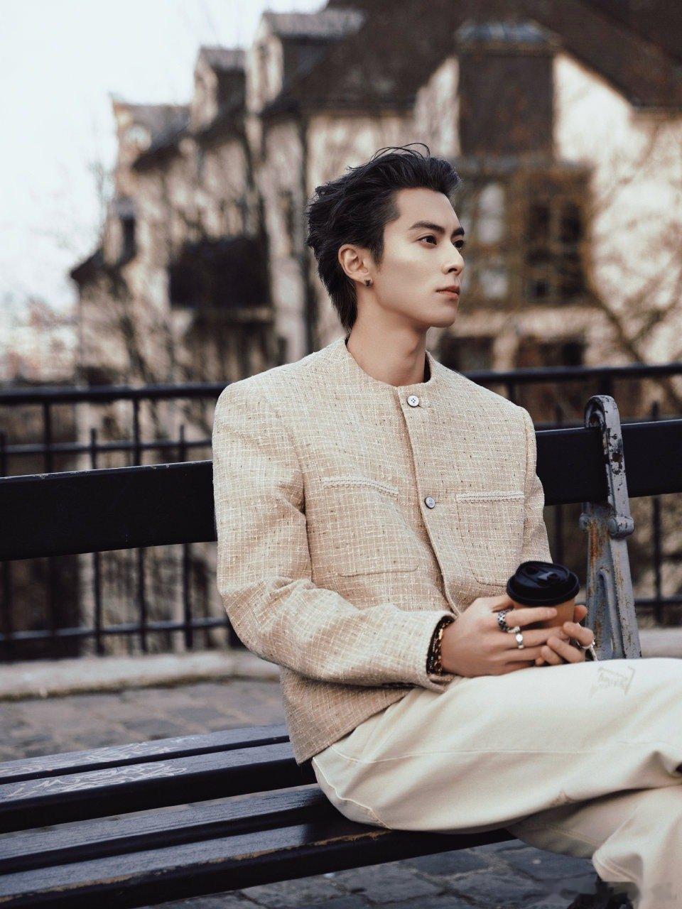 王鹤棣在巴黎帅得大事很妙这组照片最妙的地方在于真实感与故事感的平衡。背景是巴黎