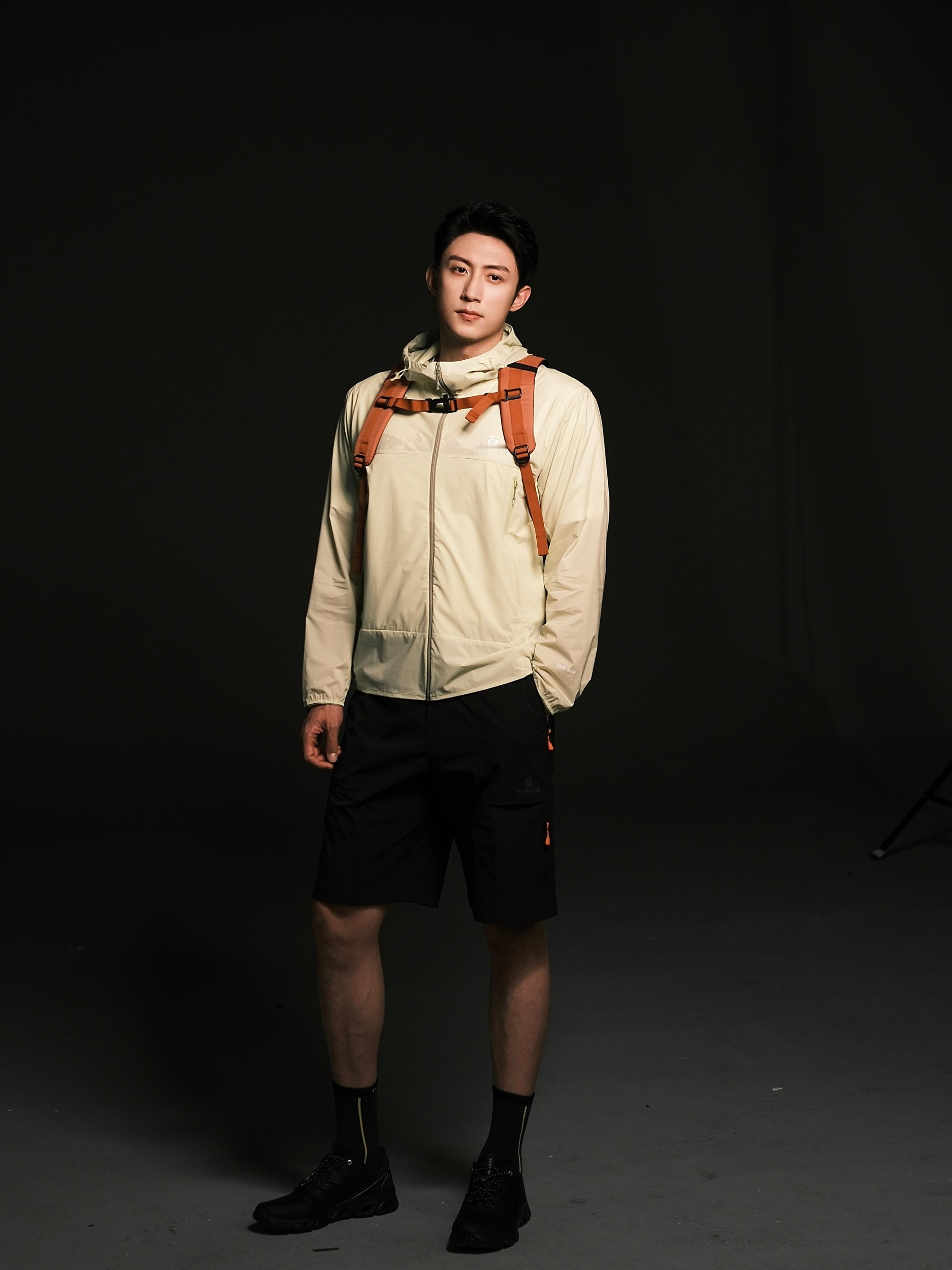 黄景瑜可以把中裤+运动长袜穿得这么洋气，帅气，时尚的完成度不仅靠脸，还要靠好看的