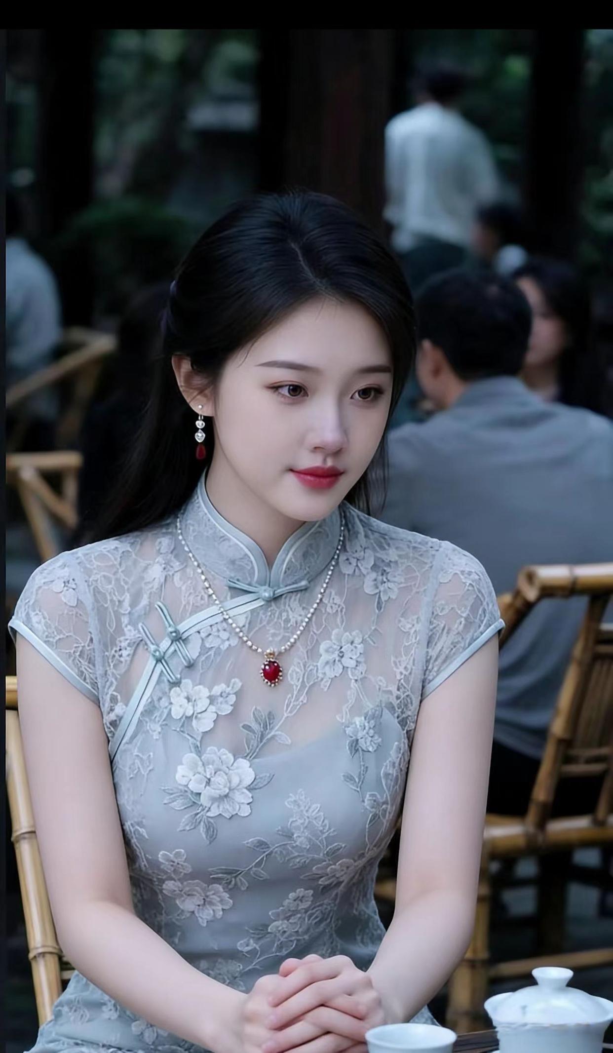 优雅旗袍少女，静坐茶馆，沉思时光。