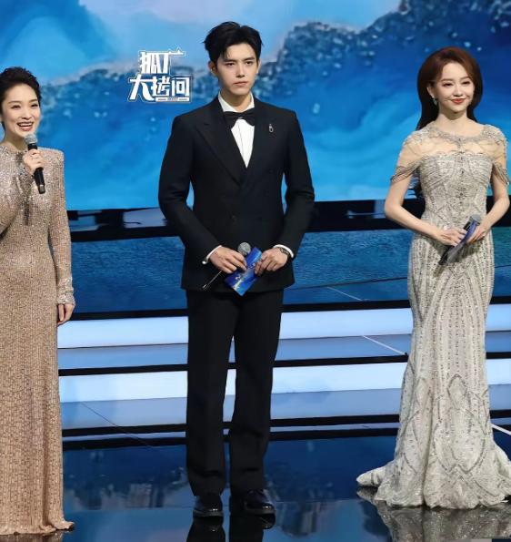 金鸡奖开幕式最尴尬的，不是男明星穿错了礼服，也不是女明星做错了造型，而是站在C