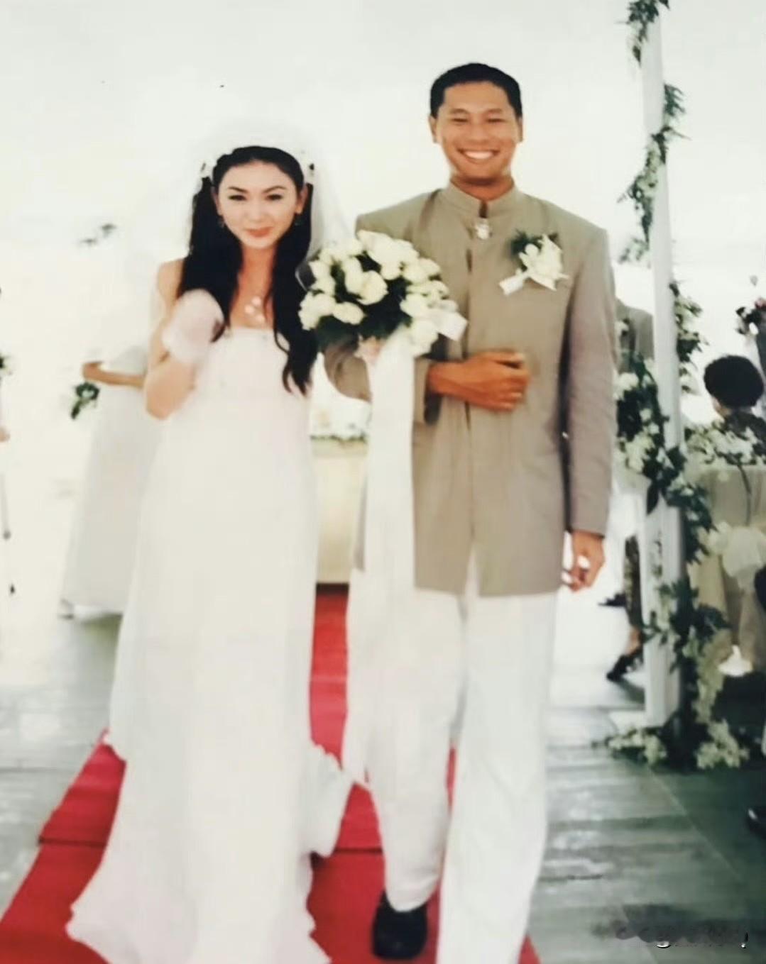 温碧霞庆祝与老公结婚25周年，很难得在她老公脸上还能看到宠溺笑容，婚后不要求她生