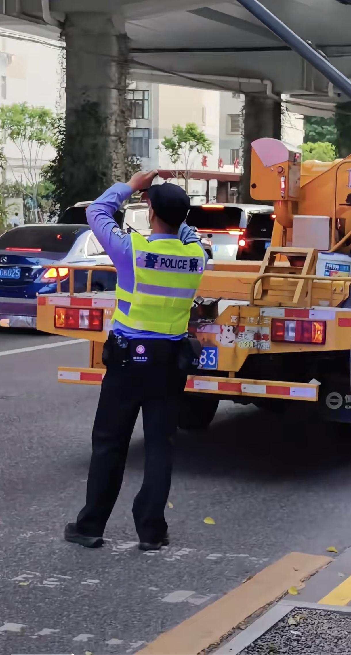 人民警察为人民，有小猫被困高架桥，动用人力车辆去桥下施救。有网友反映，基本都是被